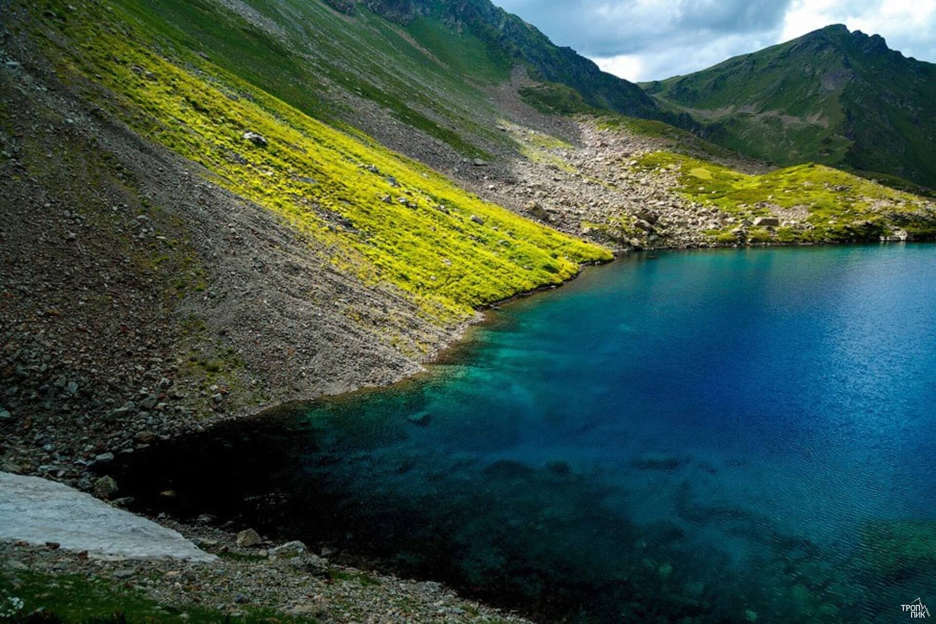 Озера северного кавказа. Семицветное озеро Архыз. Семицветные озера Богданович. Озеро Семицветное в Карачаево-Черкесии. Северный Кавказ Семицветное озеро.